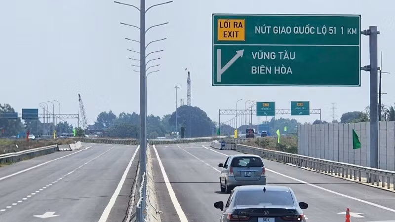 Dự án đường cao tốc Bến Lức-Long Thành là công trình trọng điểm quốc gia thuộc trục cao tốc bắc-nam, có tổng chiều dài 57,8km, đi qua 3 tỉnh, thành phố: Long An (2,7km), Thành phố Hồ Chí Minh (26,4km) và Đồng Nai (28,7km).