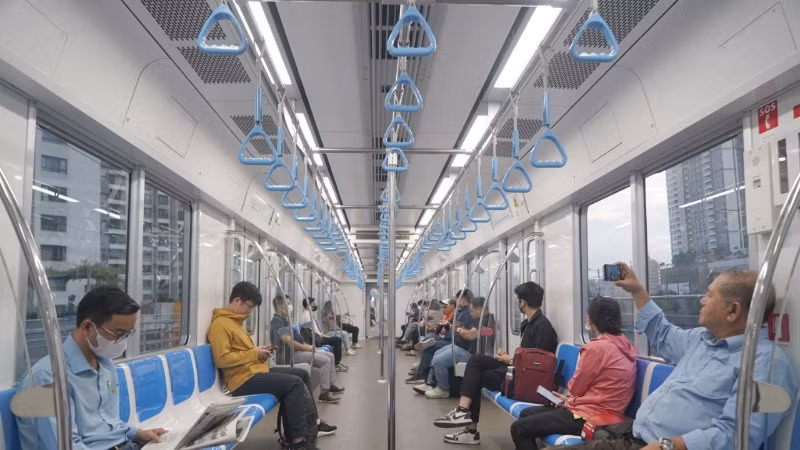 Số ít hành hành khách đi Metro vẫn chưa tuân thủ quy định về vé kiểm soát, cảnh báo an toàn. (Ảnh: THẾ ANH)