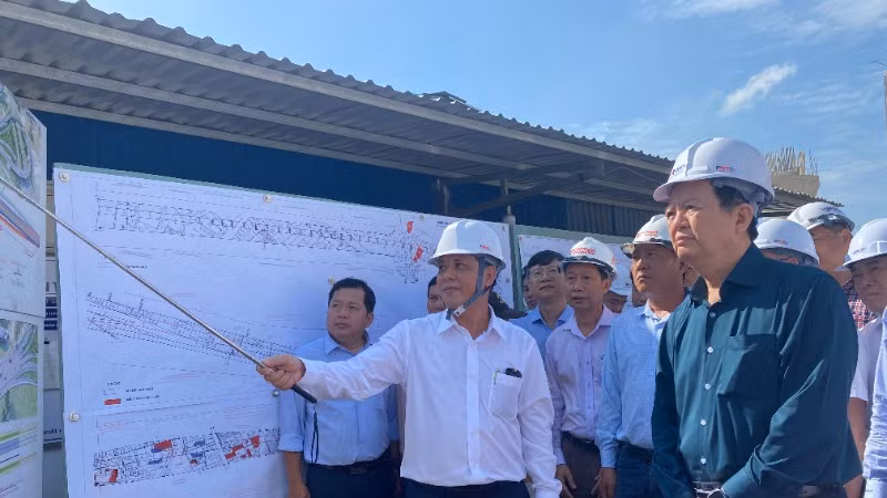 Phó thủ tướng Mai Văn Chính kiểm tra về nguồn vật liệu cung cấp cho công trình Vành đai 3 tại nút giao Tân Vạn-tỉnh Bình Dương. (Ảnh: QUÝ HIỀN) Phó thủ tướng Mai Văn Chính kiểm tra về nguồn vật liệu cung cấp cho công trình Vành đai 3 tại nút giao Tân Vạn-tỉnh Bình Dương. (Ảnh: QUÝ HIỀN)