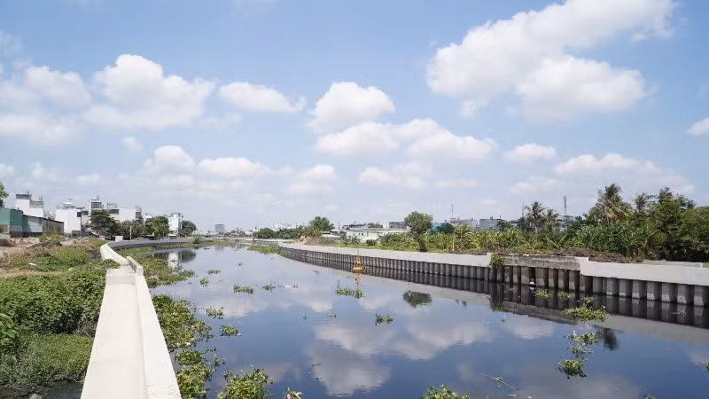 Dự án cải tạo tuyến kênh Tham Lương-Bến Cát-rạch Nước Lên có tổng mức đầu tư khoảng 9.000 tỷ đồng, được xem là dự án chỉnh trang hạ tầng và cải tạo hệ thống tuyến kênh dài nhất Thành phố Hồ Chí Minh.