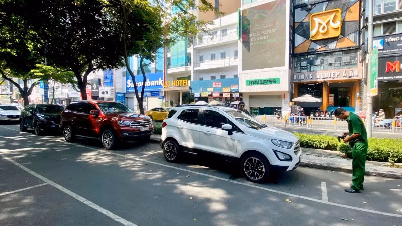 Một tuyến đường tại khu vực trung tâm Thành phố Hồ Chí Minh áp dụng thu phí đỗ ô tô. (Ảnh: NHẬT THÀNH)