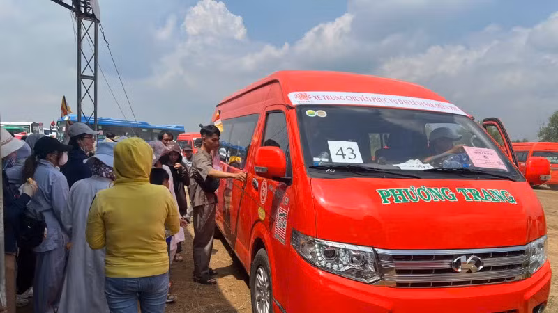 Xe buýt trung chuyển miễn phí hành khách đến Đại lễ Vesak (ảnh: QUÝ HIỀN)