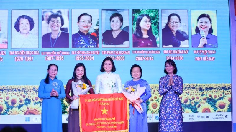 Báo Phụ nữ Thành phố Hồ Chí Minh vinh dự nhận Cờ Truyền thống của Ủy ban Nhân dân Thành phố Hồ Chí Minh. (Ảnh: QUÝ HIỀN)