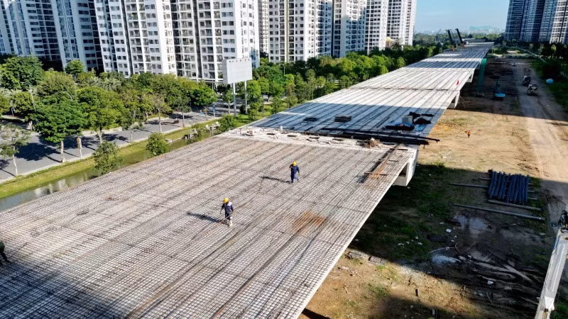 Thi công cầu, đường dự án Vành đai 3 Thành phố Hồ Chí Minh. (Ảnh: THẾ ANH)