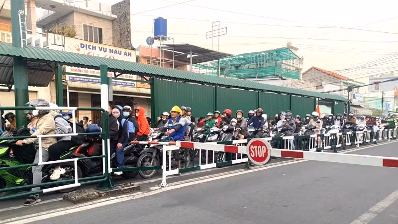Phà Cát Lái với dòng phương tiện xếp hàng lên phà chiều 4/5. (Ảnh: QUÝ HIỀN)