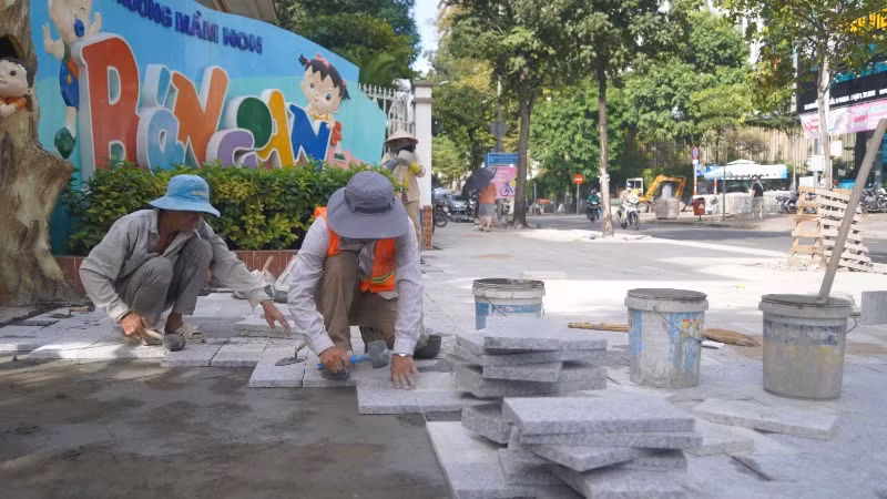 Quận 1 thi công, cải tạo các vỉa hè trên 37 tuyến đường bằng nguồn vốn ngân sách thành phố. (Ảnh: THẾ ANH)