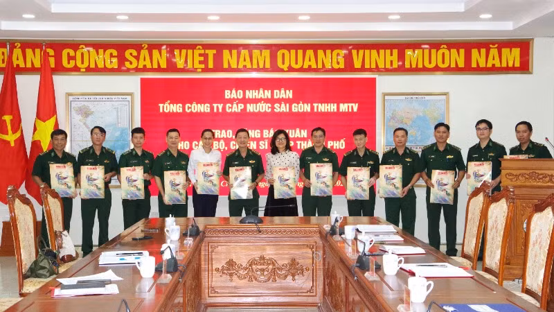 Cơ quan Thường trực Báo Nhân Dân tại Thành phố Hồ Chí Minh và Tổng công ty Cấp nước Sài Gòn trách nhiệm hữu hạn Một thành viên trao tặng báo Xuân Nhân Dân Ất Tỵ 2025 cho cán bộ, chiến sĩ Bộ đội Biên phòng Thành phố Hồ Chí Minh. 
