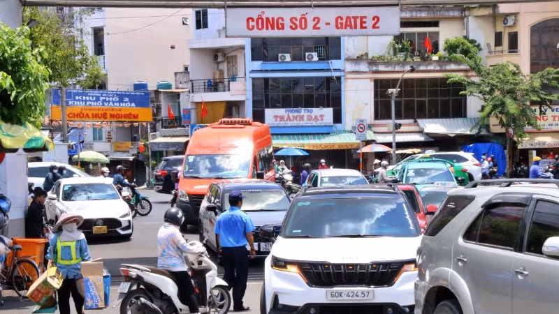 Các chuyến xe khách nối đuôi nhau vào Bến xe Miền Tây trả khách ngày cuối nghỉ lễ. (Ảnh: THẾ ANH)