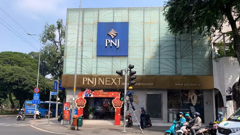 Lắp đặt biển rẽ phải tại giao lộ Điện Biên Phủ-Hai Bà Trưng, quận 1. Lắp đặt biển rẽ phải tại giao lộ Điện Biên Phủ-Hai Bà Trưng, quận 1.