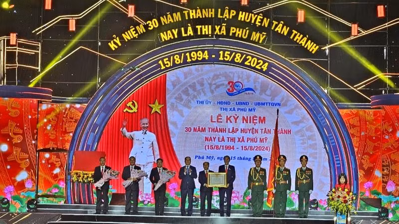 Đồng chí Phạm Viết Thanh, Bí thư Tỉnh ủy trao tặng Huân chương Lao động hạng nhất cho tập thể Ban Thường vụ Thị ủy Phú Mỹ.