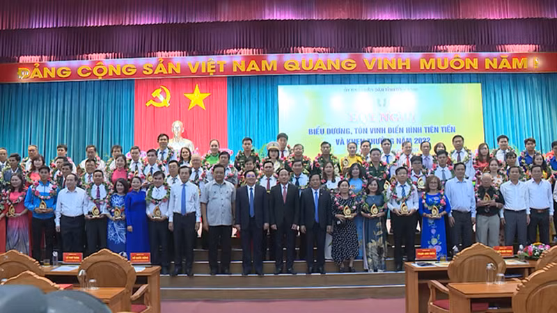 Tuyên dương, khen thưởng những cá nhân tiêu biểu điển hình tiên tiến năm 2022.