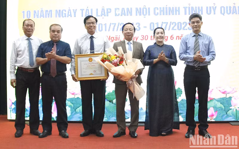 Lãnh đạo tỉnh Quảng Ngãi trao Bằng khen của Ủy ban nhân dân tỉnh cho tập thể Ban Nội chính Tỉnh ủy Quảng Ngãi. 