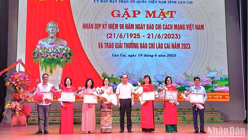 Lãnh đạo Tỉnh ủy Lào Cai trao Bằng khen cho các cá nhân cơ quan báo chí có thành tích xuất sắc trong xây dựng tỉnh Lào Cai, trong đó có Báo Nhân Dân tại địa phương. (Ảnh: QUỐC HỒNG)