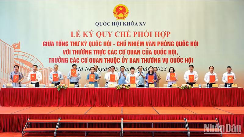 Lễ ký kết quy chế phối hợp giữa Tổng Thư ký, Chủ nhiệm Văn phòng Quốc hội với Thường trực các cơ quan của Quốc hội, Trưởng các cơ quan thuộc Ủy ban Thường vụ Quốc hội. (Ảnh: Duy Linh)