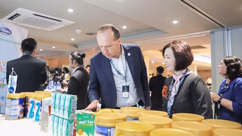 Chủ tịch Liên đoàn sữa quốc tế (IDF) quan tâm tìm hiểu về các sản phẩm sữa bột trẻ em của Vinamilk bên lề Hội nghị.