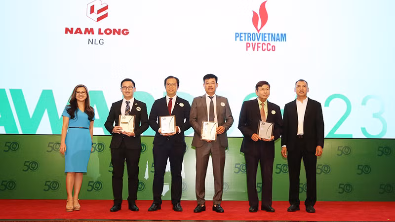 Ông Lê Cự Tân, Tổng Giám đốc PVFCCo (thứ 3 từ phải sang) nhận danh hiệu Doanh nghiệp phát triển bền vững tiêu biểu 2023.