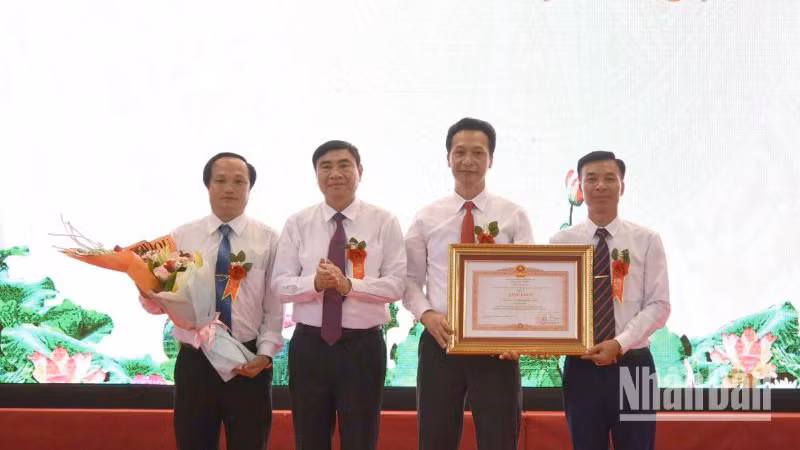 Bí thư Tỉnh ủy Điện Biên chuyển trao Bằng khen của Thủ tướng Chính phủ cho huyện Nậm Pồ.