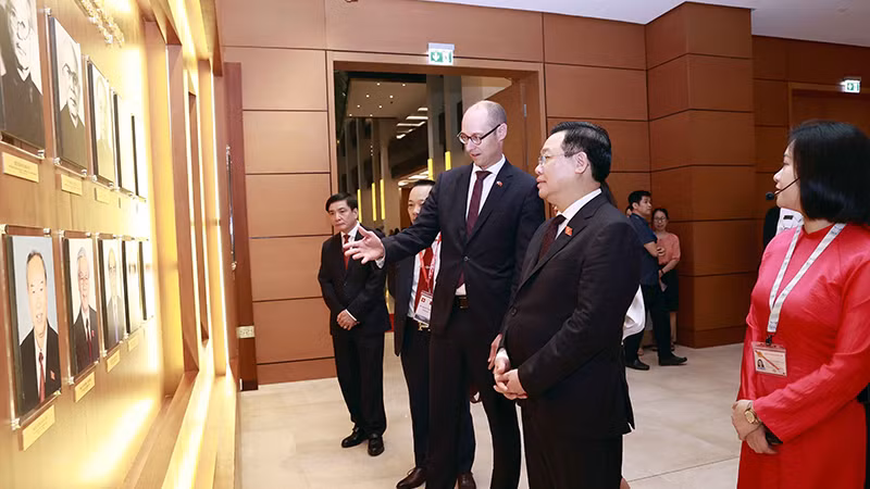 Chủ tịch Quốc hội Vương Đình Huệ và Chủ tịch Hội đồng Quốc gia Liên bang Thụy Sĩ Martin Candinas thăm Phòng truyền thống của Quốc hội.