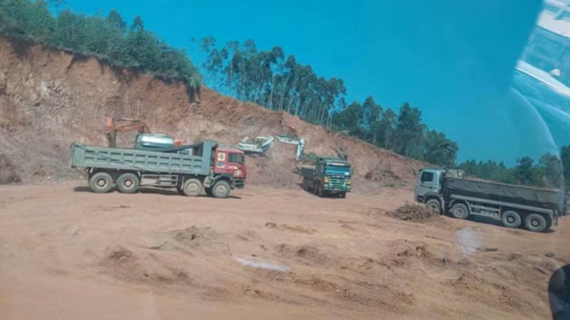 Khai thác đất trái phép tại xã Yên Thạch.