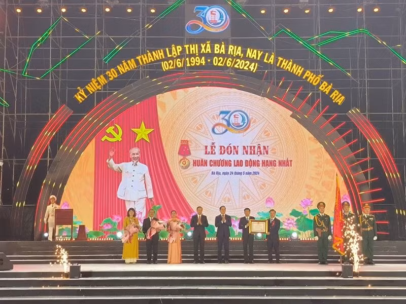 Thành phố Bà Rịa vinh dự được Chủ tịch nước trao tặng Huân chương lao động hạng nhất.
