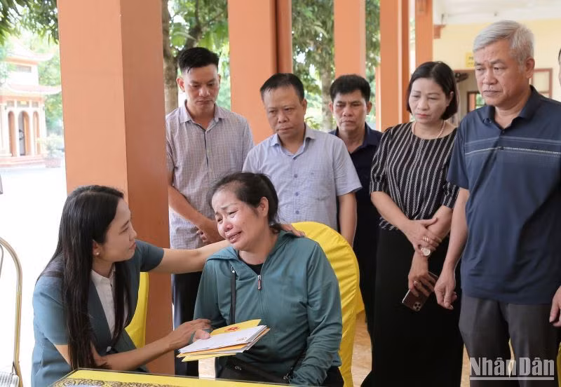 Nhiều đơn vị, đoàn thể trên địa bàn tỉnh Thái Bình đã kịp thời thăm hỏi, động viên gia đình cháu bé tử vong trên ô-tô ngày 29/5/2024. Nhiều đơn vị, đoàn thể trên địa bàn tỉnh Thái Bình đã kịp thời thăm hỏi, động viên gia đình cháu bé tử vong trên ô-tô ngày 29/5/2024.