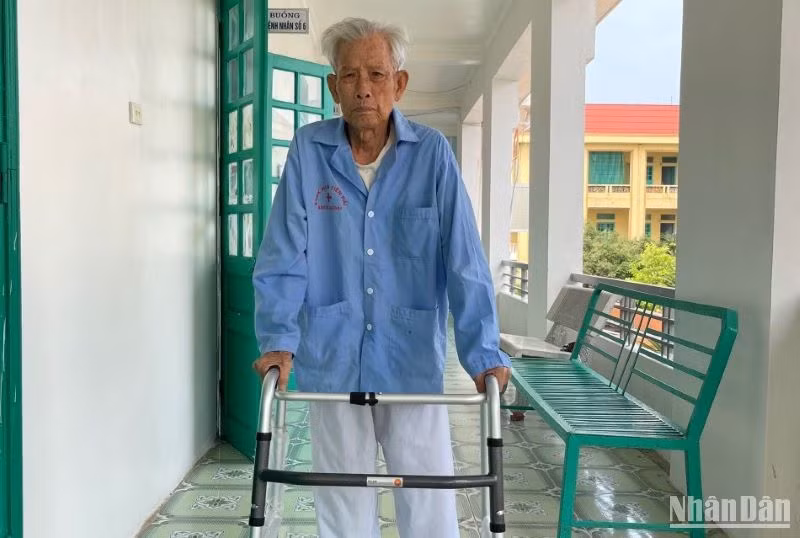 Cụ Vũ Mạnh Nga đang tập hồi phục. Cụ Vũ Mạnh Nga đang tập hồi phục.