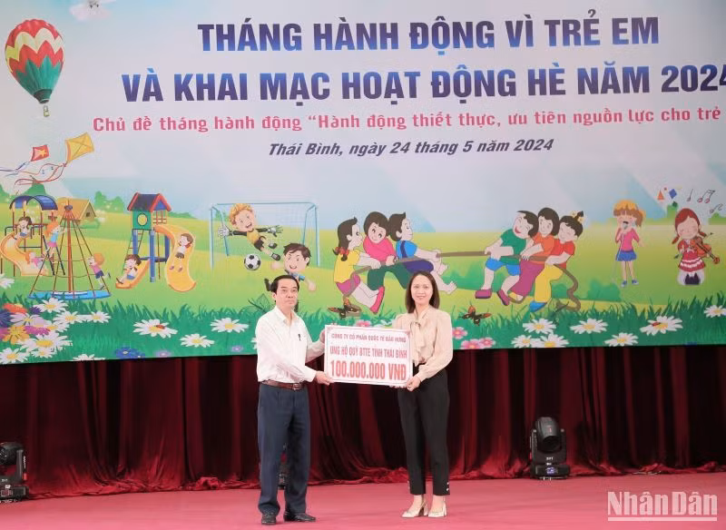 Bà Trần Ngọc Diệp, Giám đốc tài chính Công ty cổ phần Quốc tế Bảo Hưng trao 100 triệu đồng cho Quỹ Bảo trợ trẻ em tỉnh Thái Bình.