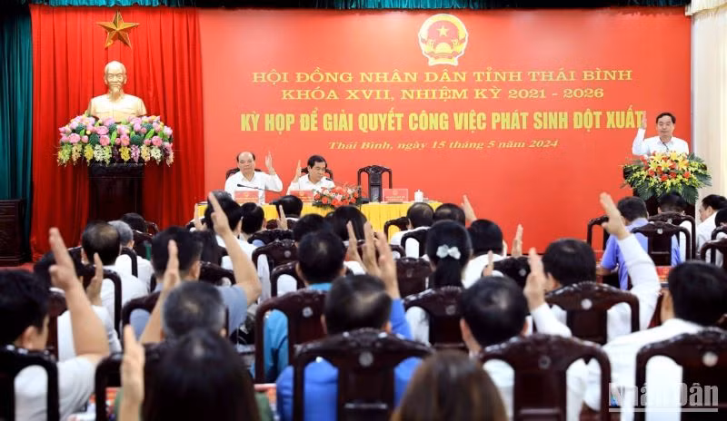 Các đại biểu Hội đồng nhân dân tỉnh Thái Bình biểu quyết thông qua các Nghị quyết quan trọng về phát triển kinh tế-xã hội.