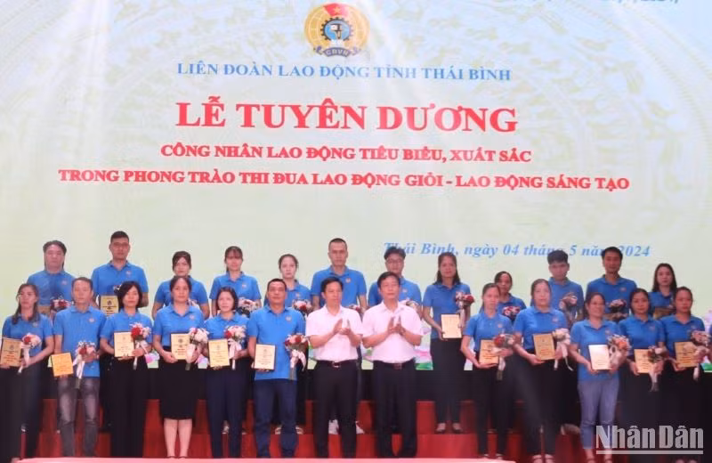 Vinh danh công nhân tiêu biểu trong thi đua "Lao động giỏi, lao động sáng tạo". Vinh danh công nhân tiêu biểu trong thi đua "Lao động giỏi, lao động sáng tạo".