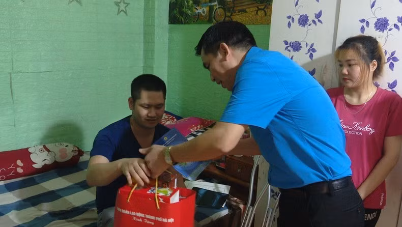Liên đoàn Lao động Hà Nội tặng quà công nhân bị tai nạn lao động. (Ảnh: nhandan.vn)