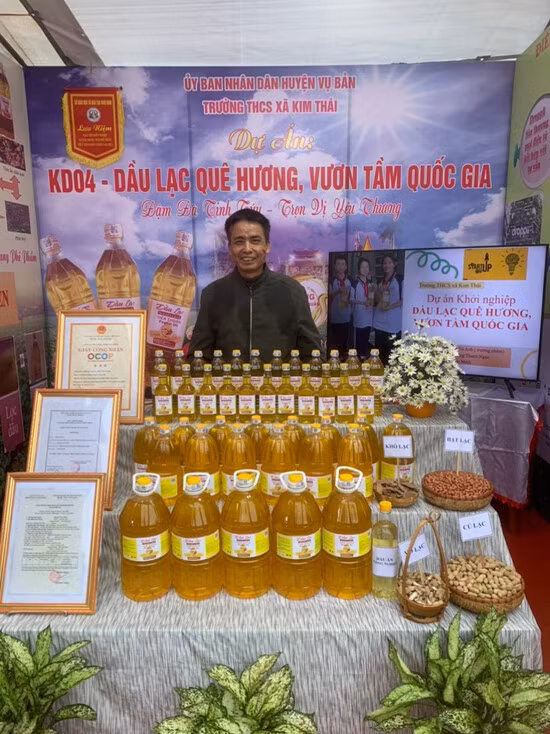 Ông Phạm Văn Tiến, chủ cơ sở sản xuất dầu lạc Tiến Thuấn. Ông Phạm Văn Tiến, chủ cơ sở sản xuất dầu lạc Tiến Thuấn.