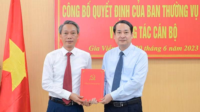Đồng chí Mai Văn Tuất, Phó Bí thư Thường trực Tỉnh ủy Ninh Bình trao quyết định giữ chức Phó Bí thư Huyện ủy Gia Viễn (Ninh Bình) cho đồng chí Phạm Văn Tam. (Ảnh: TRƯỜNG GIANG)
