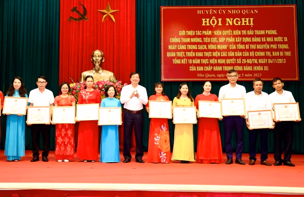 Khen thưởng các tập thể và cá nhân có thành tích xuất sắc trong thực hiện Nghị quyết số 29 của Trung ương.