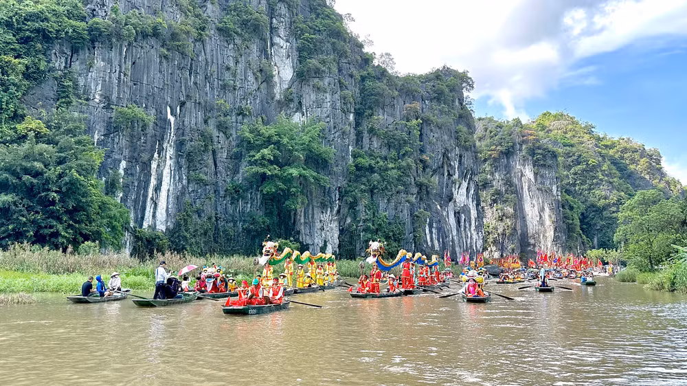 Nghi lễ rước Rồng trên dòng sông Ngô Đồng. Nghi lễ rước Rồng trên dòng sông Ngô Đồng.