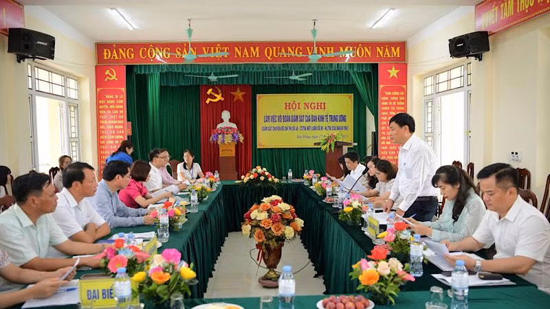 Đoàn giám sát làm việc tại trụ sở Ủy ban nhân dân xã Yên Đồng, huyện Yên Mô, tỉnh Ninh Bình. (Ảnh: TRƯỜNG GIANG)