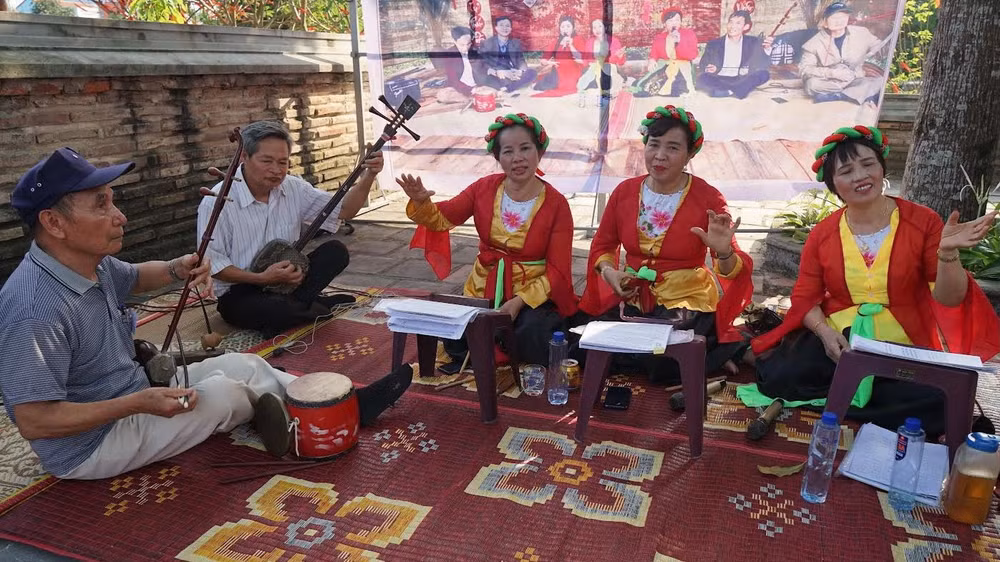 Biểu diễn hát chèo tại Lễ hội. (Ảnh: Lê Hồng) Biểu diễn hát chèo tại Lễ hội. (Ảnh: Lê Hồng)