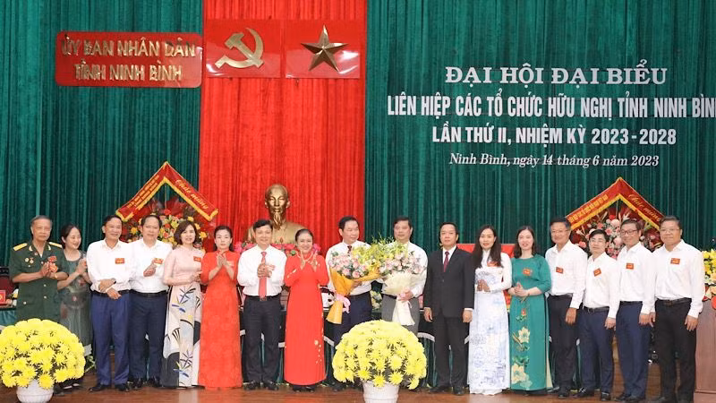 Ban Chấp hành Liên hiệp các tổ chức hữu nghị tỉnh Ninh Bình nhiệm kỳ 2023-2028 ra mắt. (Ảnh: Minh Quang) Ban Chấp hành Liên hiệp các tổ chức hữu nghị tỉnh Ninh Bình nhiệm kỳ 2023-2028 ra mắt. (Ảnh: Minh Quang)