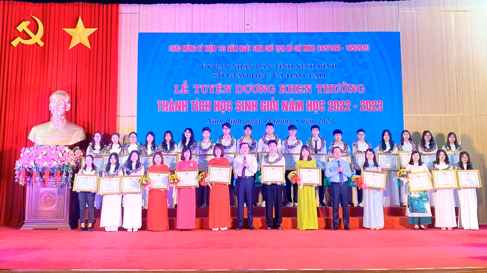 Nhiều giáo viên, học sinh có thành tích xuất sắc được nhận bằng khen của Ủy ban nhân dân tỉnh Ninh Bình.
