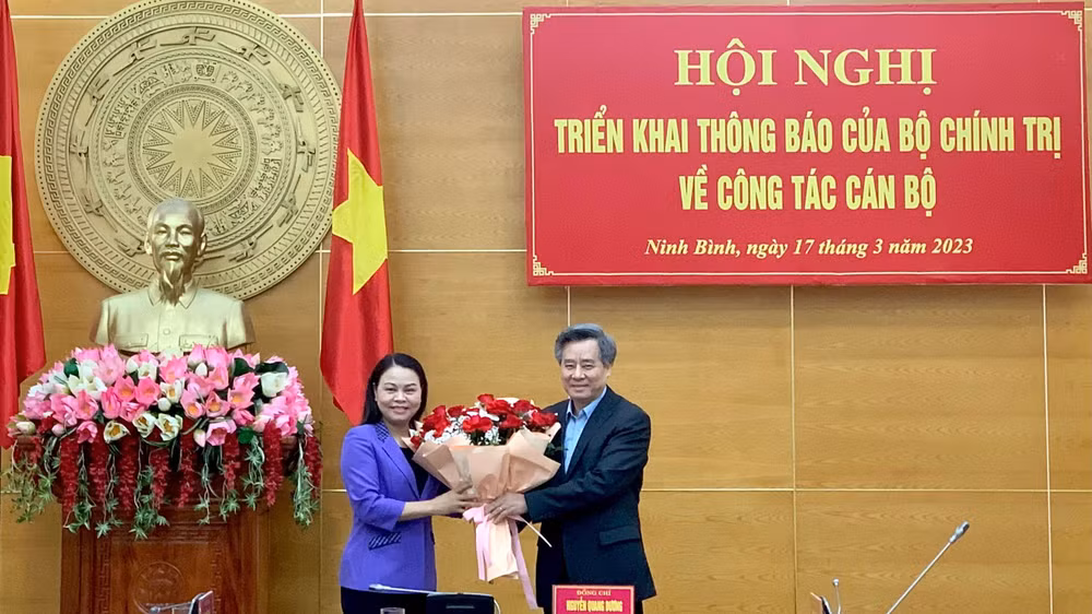 Đồng chí Nguyễn Quang Dương, Phó Trưởng Ban Tổ chức Trung ương tặng hoa chúc mừng đồng chí Nguyễn Thị Thu Hà. (Ảnh: YẾN TRINH)