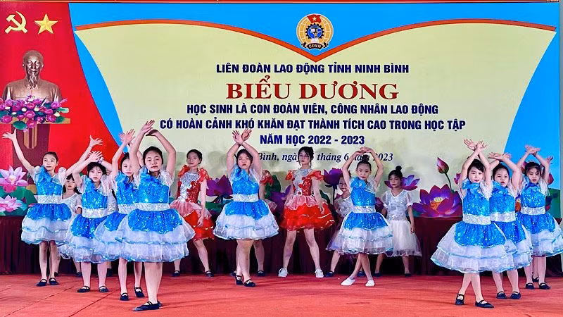 Các học sinh tham gia biểu diễn văn nghệ. (Ảnh: XUÂN TRƯỜNG) Các học sinh tham gia biểu diễn văn nghệ. (Ảnh: XUÂN TRƯỜNG)