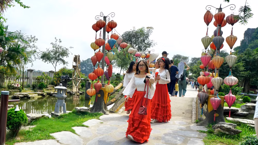 Khách du lịch tham quan, trải nghiệm tại khu du lịch Hang Múa, Ninh Bình. (Ảnh: Lê Hồng)