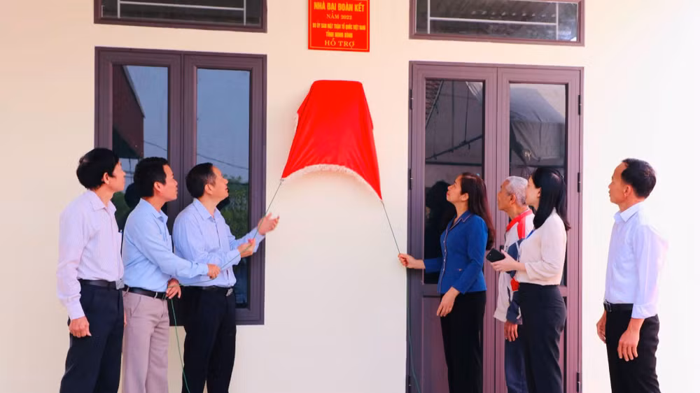 Gia đình ông Phạm Minh Hợp, xã Đông Sơn, thành phố Tam Điệp, Ninh Bình, có hoàn cảnh khó khăn nhận nhà đại đoàn kết. (Ảnh: Đức Lam)
