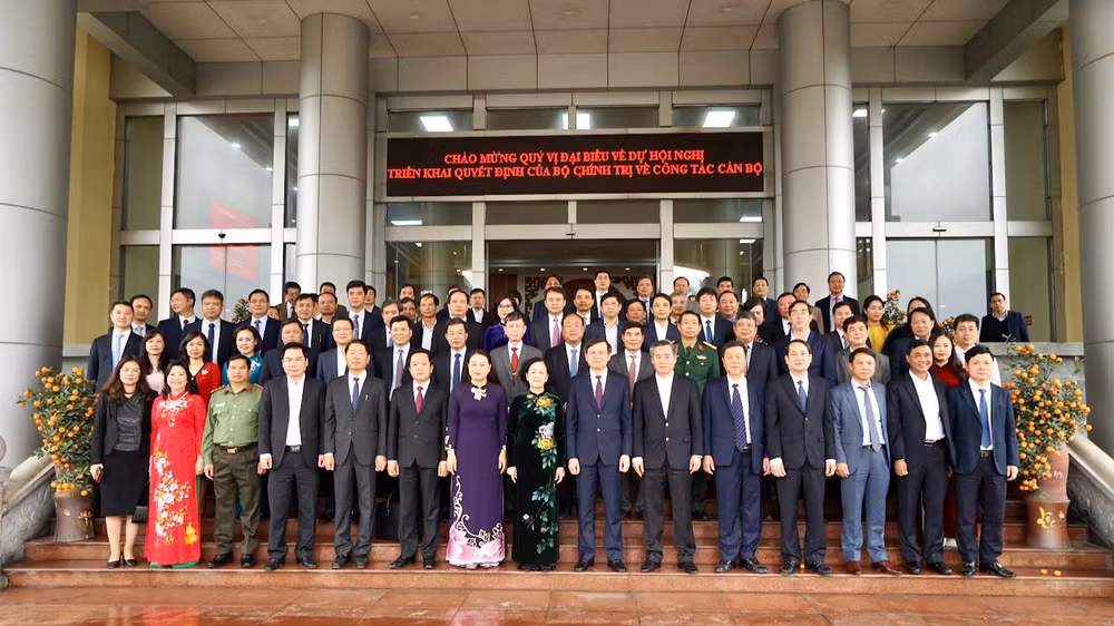 Đồng chí Trương Thị Mai, Ủy viên Bộ Chính trị, Thường trực Ban Bí thư, Trưởng Ban Tổ chức Trung ương chụp ảnh lưu niệm với các đại biểu tại Tỉnh ủy Ninh Bình. (Ảnh: Lê Hồng)