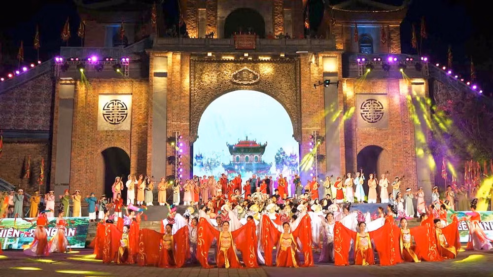 Chương trình nghệ thuật đặc sắc tại lễ hội Đàn kính Thiên Tràng An năm 2023. (Ảnh: Lê Hồng) Chương trình nghệ thuật đặc sắc tại lễ hội Đàn kính Thiên Tràng An năm 2023. (Ảnh: Lê Hồng)