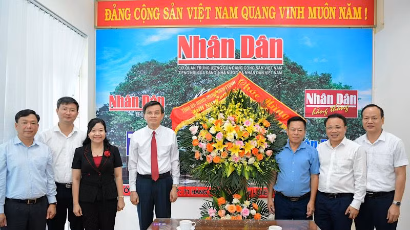 Đồng chí Đoàn Minh Huấn, Ủy viên Trung ương Đảng, Bí thư Tỉnh ủy Ninh Bình và Đoàn công tác chúc mừng Văn phòng Đại diện Báo Nhân Dân tại Ninh Bình.