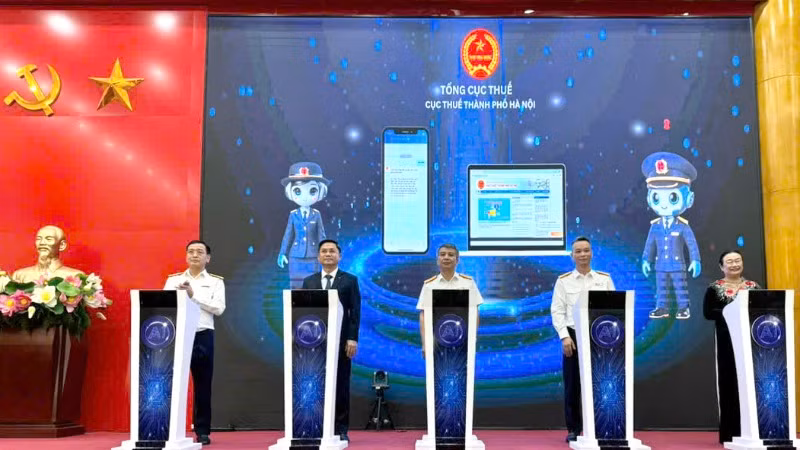 Các đại biểu bấm nút ra mắt ứng dụng “Trợ lý ảo hỗ trợ người nộp thuế”.