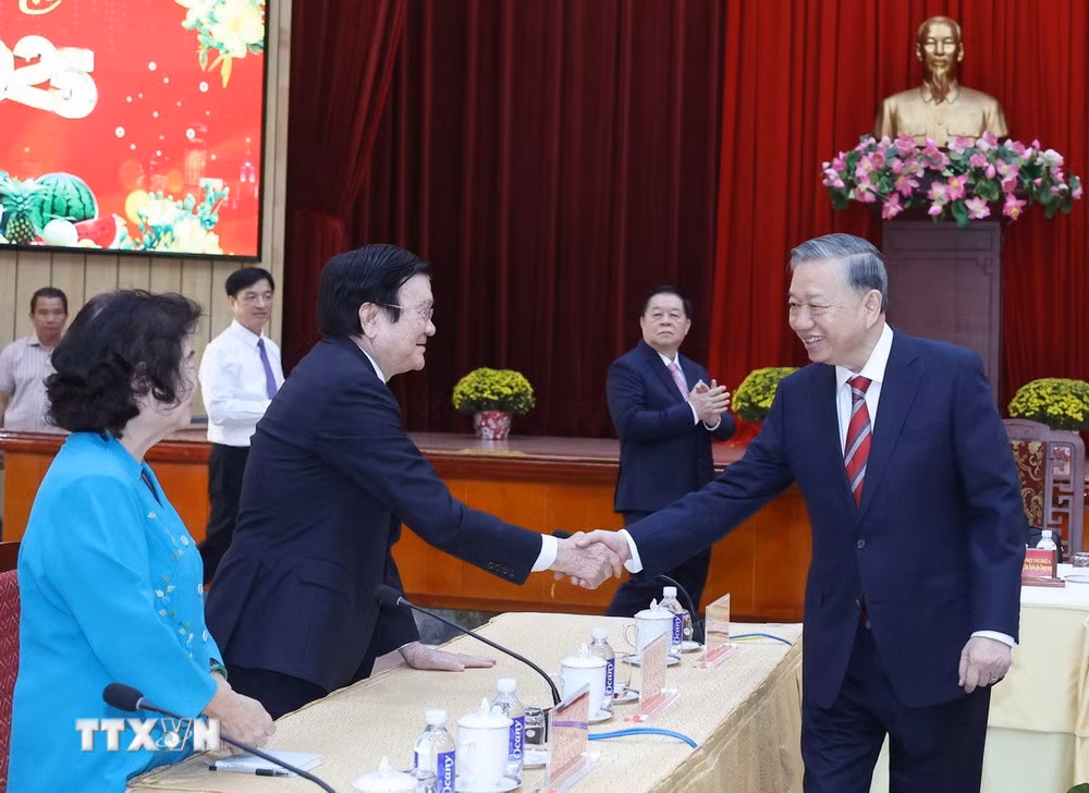 Tổng Bí thư Tô Lâm cùng các đại biểu. Tổng Bí thư Tô Lâm cùng các đại biểu.