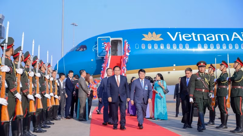 Lễ đón Thủ tướng Phạm Minh Chính tại sân bay quốc tế Wattay. (Ảnh: VGP/Nhật Bắc) Lễ đón Thủ tướng Phạm Minh Chính tại sân bay quốc tế Wattay. (Ảnh: VGP/Nhật Bắc)