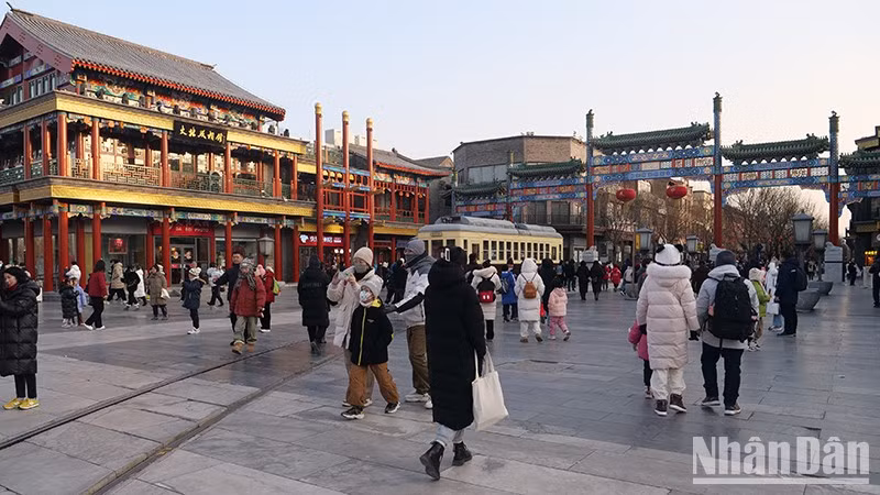 Phố đi bộ Tiền Môn ở thủ đô Bắc Kinh thu hút nhiều người dân và du khách trong dịp Tết Nguyên đán Giáp Thìn 2024. (Ảnh: HỒ QUÂN) Phố đi bộ Tiền Môn ở thủ đô Bắc Kinh thu hút nhiều người dân và du khách trong dịp Tết Nguyên đán Giáp Thìn 2024. (Ảnh: HỒ QUÂN)