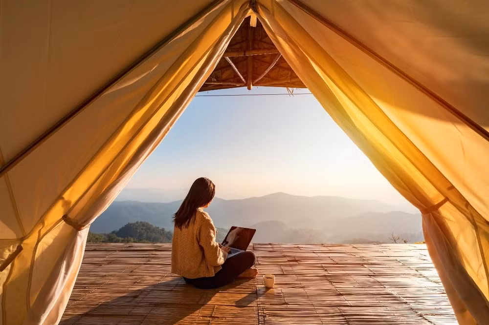 Xu hướng du lịch kết hợp làm việc từ xa đang ngày càng phổ biến với du khách Việt Nam. (Ảnh: iStock - kitzcorner) Xu hướng du lịch kết hợp làm việc từ xa đang ngày càng phổ biến với du khách Việt Nam. (Ảnh: iStock - kitzcorner)